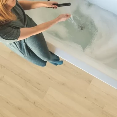 ПВХ плитка Quick Step BLOOM Дуб бежевый брашированный